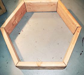 Simply Lora's Beauty: Hexagon Planter Box Hexagon Planter Boxes, Hexagon Planter Diy, Hexagonal Pavers, Octagon Planter, Hexagonal Planter, Hexagon Planter, Beyblade Stadium, Mailbox Garden, Planter Box Plans