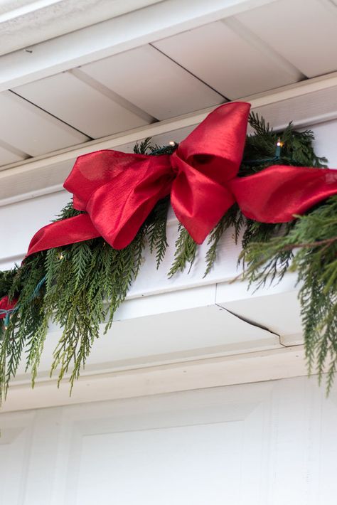 Classic Christmas Front Porch, Christmas Columns Outdoor, Southern Exterior, Fresh Cedar Garland, Front Porch Pillars, Porch Pillars, Porch Shades, Columns Decor, Front Porch Columns