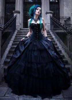 Gothic Bridesmaids, Gothic Ball Gown, Gothic Prom Dress, Black Wedding Dress Gothic, Bridal Dresses Vintage, Black Wedding Gowns, Fall Fashion Skirts, Gothic Wedding Dress, Dark Wedding