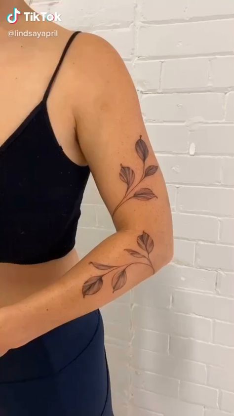 Arm Wrap Tattoos For Women, Tattoo Simplistic, Back Tattoos For Girls, Simplistic Tattoo, Tattoo Medusa, Tattoo Patchwork, Match Tattoo, Tattoo Dainty, Arm Wrap Tattoo