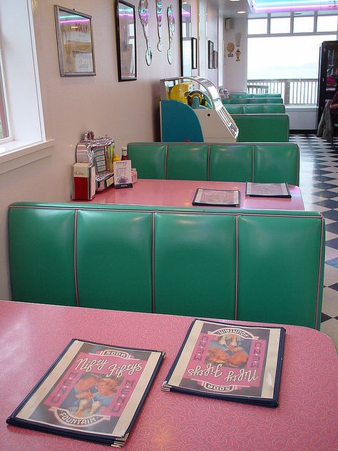 i wish we still had this style today, reminds me of footloose and grease Diner Aesthetic, 50's Diner, 50s Diner, Vintage Diner, Coffee Shops Interior, Retro Diner, American Diner, Soda Fountain, Coffee Shop Decor