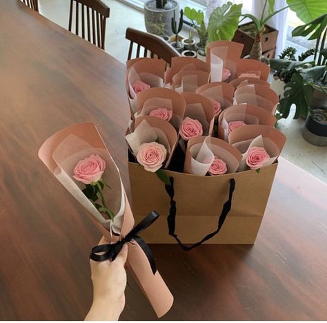 Mini Valentines Bouquet, One Rose Gift Ideas, Flower Gifting Ideas, Single Flower Gift Ideas, Single Flower Wrapping Ideas, How To Gift Flowers, Single Wrapped Flower, Home Made Bouquets, Paper Bag Bouquet