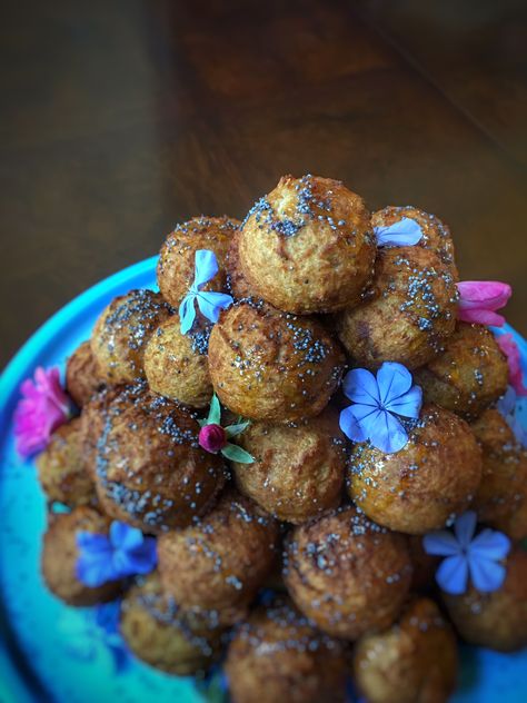 Explore the Roman sweet tooth with this 2,000-year-old recipe for bite-sized honey and poppy-seed cakes. Globi are so irresistable that you'll want to make a double order! Ancient Roman Food, Historical Cooking, Waffle Cone Recipe, Roman Food, Brunch Bread, Ancient Recipes, Restaurants Food, Food History, Poppy Seed