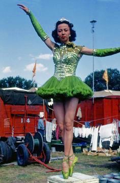 Practice Makes Perfect 1950s Circus Costume, Vintage Circus Costume, Green Wardrobe, Circus Ring, Circus Pictures, Cirque Vintage, Circus Fashion, Fish Abstract, Old Circus