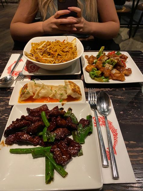 Date Night Dinner Aesthetic, Chinese Dinner Aesthetic, Chinese Takeout Date Night, Dinner Date Pics, Restaurant Food Pics, Night Out Restaurant, Chinese Food Date Night Aesthetic, Bestie Dinner Date, Dinner Aesthetic Night