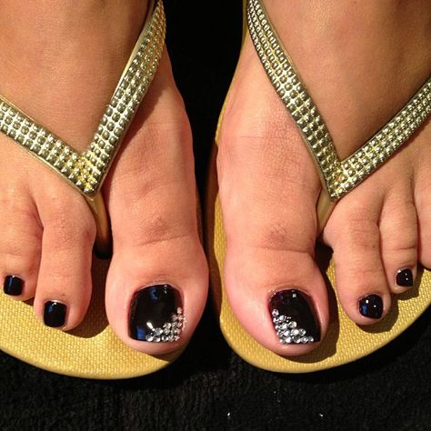 Black Toes Polish, Toe Nails With Rhinestones, Rhinestone Pedicure, Pedicure Fall, Hype Nails, Lavish Nails, Pedicure Design, Black Toes, Black Toe Nails