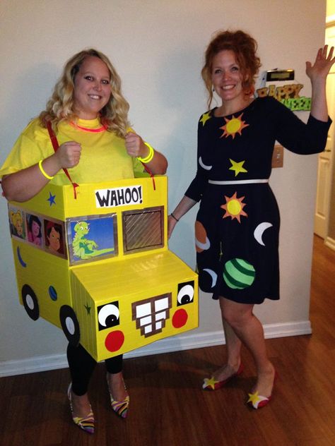 Cheap Trunk Or Treat Ideas For Suv, Magic School Bus Halloween Costumes, Magic School Bus Costume Group, Diy Magic School Bus Costume, Magic School Bus Decorations, Magic School Bus Trunk Or Treat, Diy Cardboard School Bus, Magic School Bus Costume, School Bus Costume