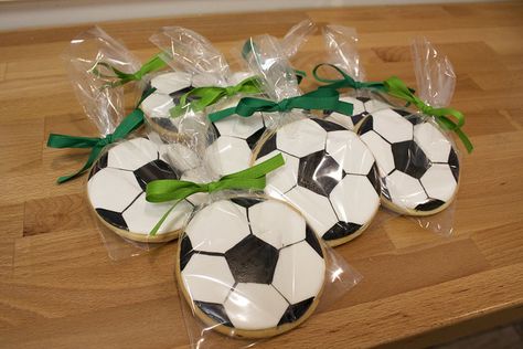 Soccer Cookies, Soccer Banquet, Soccer Theme Parties, Team Snacks, Soccer Cake, Soccer Birthday Parties, Soccer Theme, Football Birthday Party, Football Cake