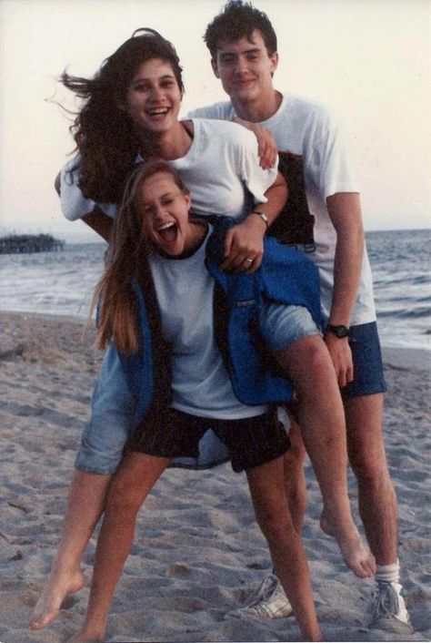 Reese Witherspoon Jason London and Emily Warfeild at the beach 1991. Cast of Man in the Moon. Reese Witherspoon Young, Nirvana Album Cover, Jason London, Jeremy London, Sam Waterston, The Man In The Moon, Celebrity Twins, South Italy, 90s Actors