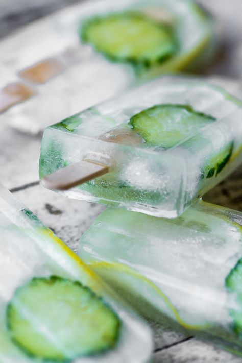 Cucumber Lemon Spa Popsicles ~ the healthy way to hydrate! Cucumber Detox Water, Spa Food, The View From Great Island, Lemon Diet, Lemon Water Benefits, Cucumber Water, Detox Water Recipes, Cucumber Recipes, Fat Foods