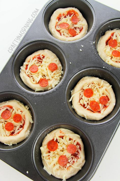 Make Mini Deep Dish Pizzas Using Canned Biscuits - Crafty Morning Weight Watchers Cheesecake, Mini Pizza Recipes, Baked Cinnamon Apples, Biscuit Pizza, Easy Stuffed Peppers, Chicken Tikka Masala Recipes, Instant Breakfast, Canned Biscuits, Muffin Tin Recipes