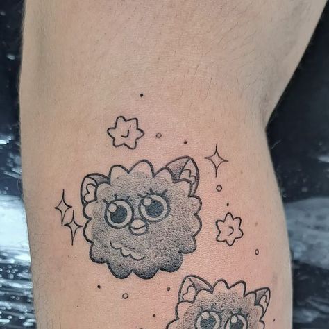 Kennedy on Instagram: "About 3 months, and the furby girl finally did her first furby tattoo! Thank you so much to Hazel for stopping by to get this on their trip out here! For those who don't know, I have a business completely based around my furby art ( @pintakupins )! Honestly surprised, it took so long to do a furby piece! Booking for July and August! Stencil bond: @crybabytattooproducts @lotussink @lotussinkapprentices . . . . . . . . . . . #tattooapprentice #tattooflashes #tattooflash Long Furby Tattoo, Lps Tattoo, Furby Tattoo, Furby Art, Inspo Tattoo, Tattoos Inspo, Tattoo Apprentice, Aesthetic Tattoo, Tattoos Ideas