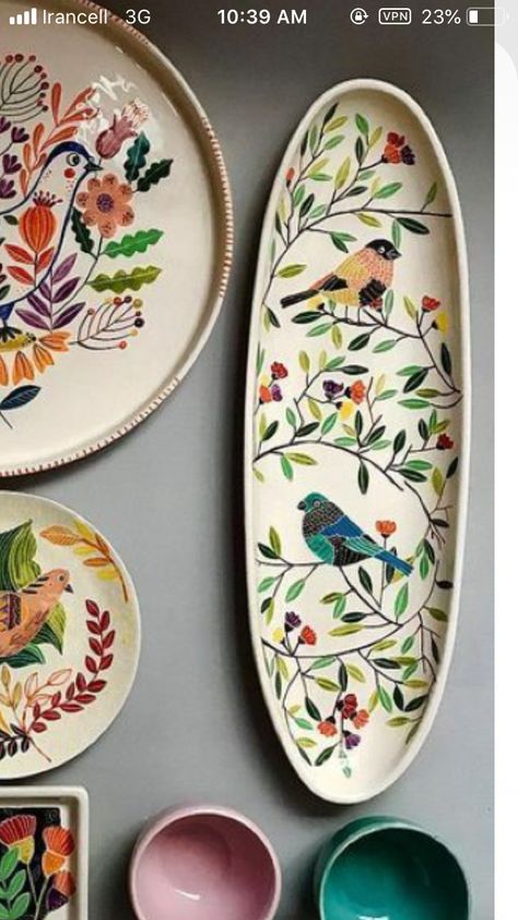 Painting On Pottery, Ceramic Plates Art, African Figurines, Gond Painting, Diy Pottery Painting, Pottery Painting Ideas, Pottery Platter, Pottery Painting Designs, Ceramic Platters