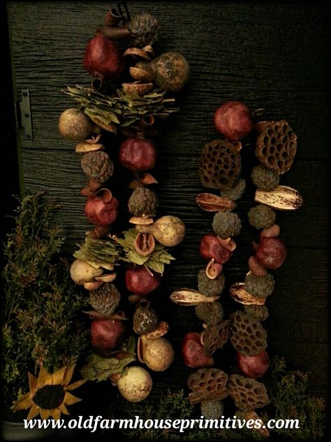 Primitive Christmas Displays, Autumn Garland Ideas, Primitive Christmas Garland, Primitive Garland Ideas, Primitive Thanksgiving, Primitive Furniture Diy, Primitive Decorating Country Craft Ideas, Primitive Homes Interiors, Primitive Fruit Garland