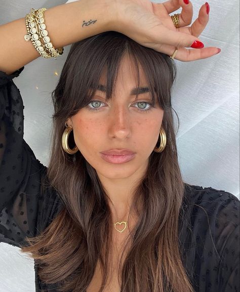 Hair Colors For Darker Hair, Haircuts For Fine Hair With Bangs, Brown Balayage With Bangs, 2023 Bangs Trend, Long Layered Hair Bangs, Brown Bangs Hair, Light Brown Hair With Bangs, Bangs With Straight Hair, Bangs For Oval Face