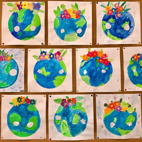 @artschoolfun on Instagram: “Happy Earth day 🌱🌎 🌱 Thanks so much @art_school_diy for the great idea!🙏😊” Earth Day Art For Kindergarten, Earth Day Art For Preschoolers, Earth Day Art Projects For Preschoolers, Earth Day Painting Ideas, Earth Day Art Projects For Kids, Earth Day Bulletin Board Ideas Preschool, Earth Day Kids Crafts, Earth Day School Activities, Earth Day Art For Kids