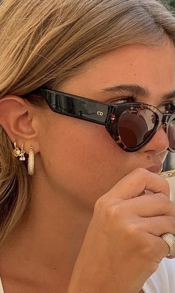 Sunglasses Trend 2023 Women, Old Money Glasses Woman, Timeless Sunglasses Women, Sunglasses Women Aesthetic, Old Money Earrings, Purse Cleaning, Timeless Sunglasses, Funny Glasses, Bling Bags