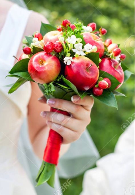 brides bouquet Apple Theme Wedding, Unique Wedding Bouquets Creative, Apple Bouquet, Unique Wedding Bouquet, Apple Wedding, Food Bouquet, Fall Bouquet, Bride Pictures, Yellow Apple