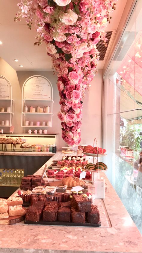 Flower Cafe Shop, Chic Cafe Interior, Shabby Chic Cafe Interior Coffee Shop, Bakery Aesthetic Exterior, Pink Bakery Aesthetic, Brunch Cafe Interior, Girly Cafe, Pink Cafe Aesthetic, Pink Bakery Aesthetic Interior