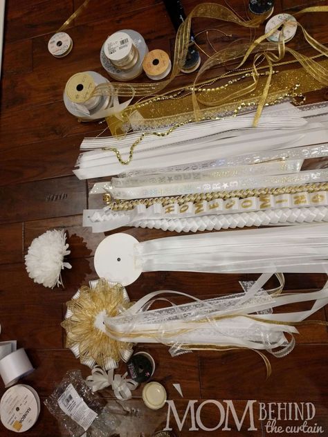 Gold And White Homecoming Mum, Senior Mums Homecoming White, Senior Mum Ideas, White Homecoming Mum, Senior Homecoming Mums, Mum Diy, Mum Braids, Mum Making, Texas Mums