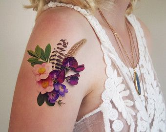 Tattoo With Flowers, Phönix Tattoo, Flowers And Feathers, Tattoo Floral, Flower Wrist Tattoos, Clever Tattoos, Strength Tattoo, Initial Tattoo, Temp Tattoo