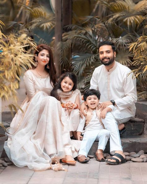 Family Matching Outfits Indian, Family Photoshoot Poses, Mother Daughter Dresses Matching, Black Suit Wedding, Family Portrait Poses, Indian Family, Family Picture Poses, Mother Daughter Dress, Couple Dress