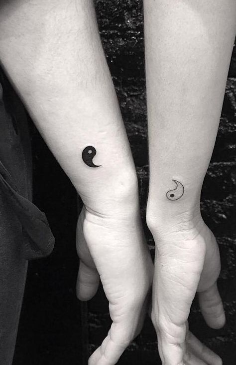 Tattoo For Couples Who Don't Need An Engagement Ring To Seal Their Love.  How do you prove your love to your significant other?   Couples marriage ring tattoos to prove your love. Tattoo Ideas Minimalist, Brothers Tattoo, Couple Tattoo Ideas, Matching Bff Tattoos, Partner Tattoos, Best Couple Tattoos, Cute Couple Tattoos, Tato Henna, Couple Tattoos Unique