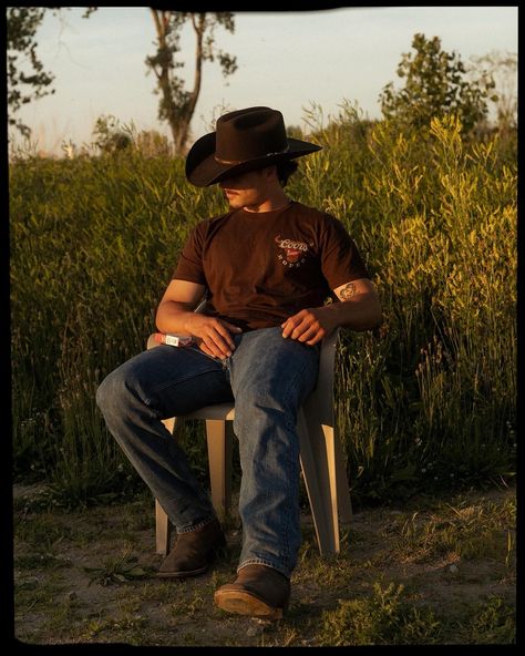 🤠🐎🌵 when you text your cousin “do you have a cowboy hat and boots?” and he delivers 👏🏼 cowboy but make it editorial. #michiganportraitphotographer #michiganseniorphotographer #detroitportraitphotographer #777luckyfish cowboy photoshoot #coorsbanquet #marlboro #michiganphotographer Men Wearing Cowboy Boots, Cute Cowboy Aesthetic, Man Photo Shoot Ideas, Rich Cowboy Aesthetic, Mens Cowboy Hat Outfit, Western Fits Men, Country Man Outfit, Southern Boy Aesthetic, Mexican Cowboy Aesthetic