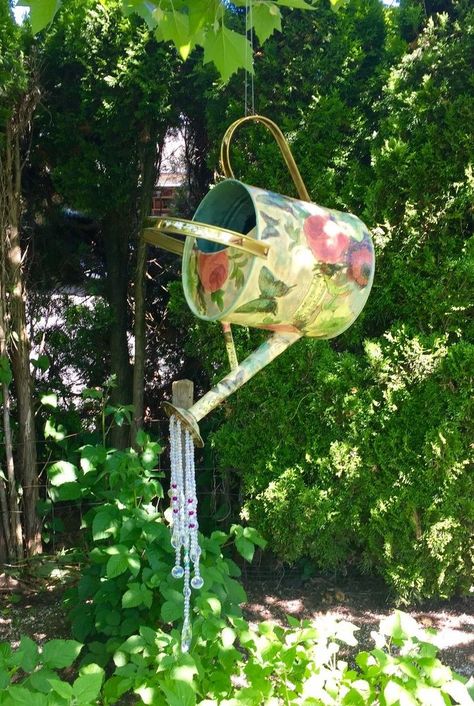 Watering Can With Beads, Raffia Mirror, Water Pail, Lights Decor, Metal Watering Can, Sculpture Projects, Garden Crafts Diy, Diy Water, Recycled Items