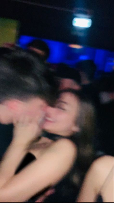 Kissing In The Club Party, Party Making Out Aesthetic, Me And Bae Kiss, Party Kiss Couple, Couples Clubbing, Couple In Party Aesthetic, Party Kiss Aesthetic, Club With Boyfriend, Couple Clubbing