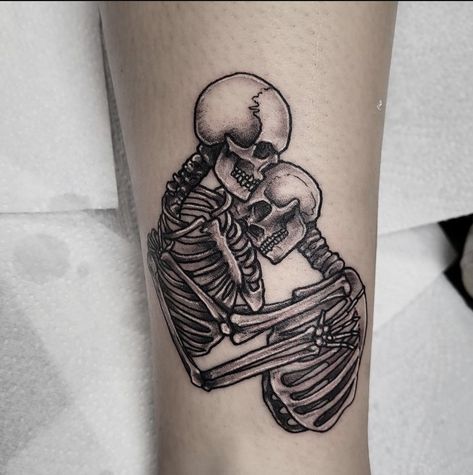 Skeleton Couple Tattoo, Cartoon Middle Finger, Mujeres Tattoo, Around Arm Tattoo, Gothic Tattoos, Mystical Tattoos, Skeleton Tattoo, Card Tattoo Designs, Irish Tattoos