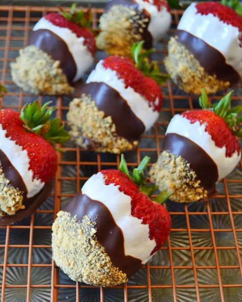 Unique Chocolate Covered Strawberries, Decorated Strawberries, Dipped Strawberries Recipe, Smores Dip, Smores Dessert, Chocolate Covered Strawberry Recipe, Dark Chocolate Candy, Chocolate Melting Wafers, Chocolate Covered Fruit