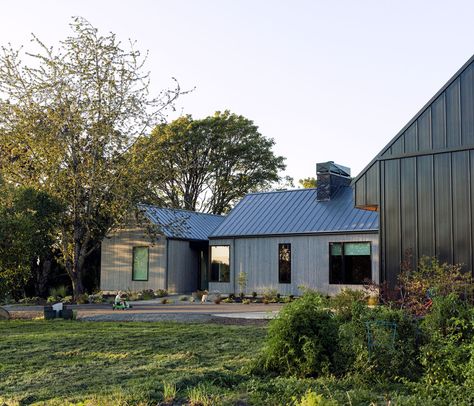 Stafford Residence by Solomon Berg Design - Dwell Grow House, Modern Outdoor Spaces, Tuscan Villa, Modern Farmhouse Exterior, Farmhouse Exterior, New Home Designs, Indoor Outdoor Living, Architect Design, Modern Outdoor