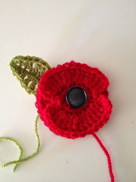 Crochet Poppy Free Pattern Uk, Poppy Installation, Knitted Poppy Free Pattern, Crochet Poppies, Crochet Poppy Free Pattern, Crochet Poppy Pattern, Crochet Fidget, Poppy Tutorial, Knitted Poppies