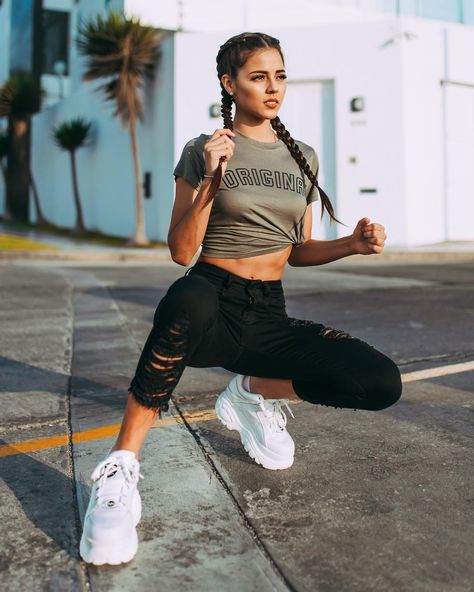 https://www.instagram.com/p/Bq-HX7kjAta/?igshid=2wahsro6lc94 White Fila Sneakers Outfit, Fila Sneakers Outfit, White Fila Sneakers, Buffalo Shoes, Teen Fashion Trends, Buffalo Boots, Class Outfits, Fila Sneakers, Black Jeans Outfit