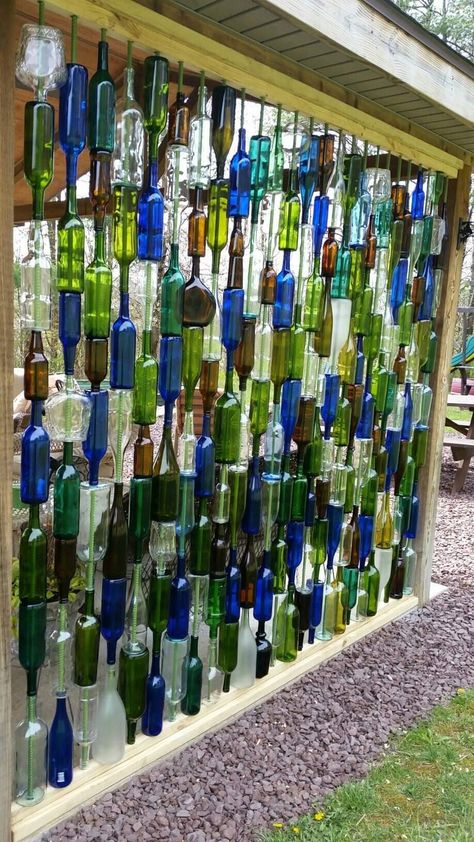 Bottle Trees, Empty Wine Bottles, Backyard Oasis Ideas, Bottle Tree, Garden Privacy, Glass Bottle Diy, Recycled Glass Bottles, Bottle Wall, Privacy Screen