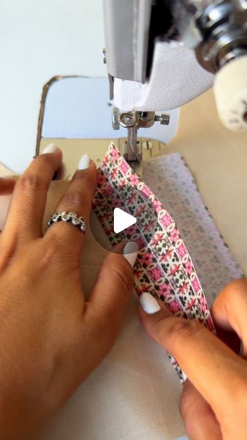 Sewing Tips And Tricks, Sewing Tops, Tailoring Techniques, Sewing Alterations, Sewing Tutorials Clothes, Diy Buttons, Color Crafts, Sewing Toys, Sewing Tips