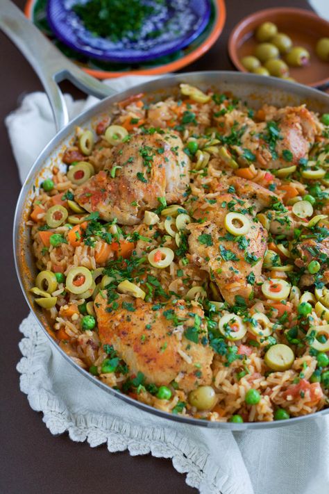 Traditional Mexican Arroz Con Pollo Recipe with Green Olives Mexican Favorites, Pollo Recipe, Spanish Rice Recipe, Chicken And Rice Dishes, Spanish Chicken, Traditional Mexican Dishes, Recipe Mexican, Recipes Mexican, Olive Recipes