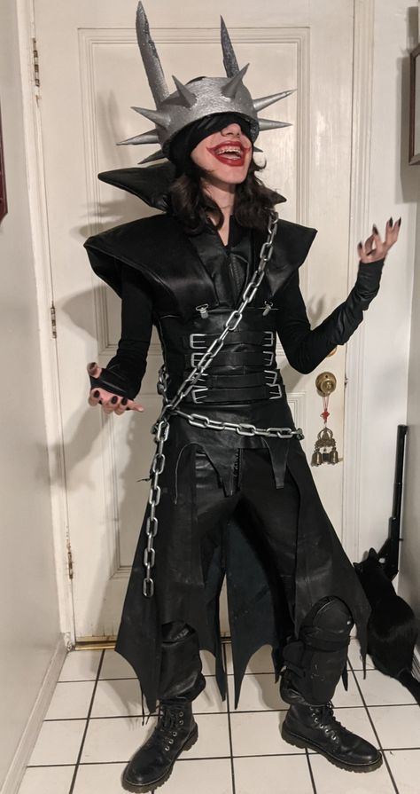 Rafaelo's 2021 Halloween costume. All leather, hand made by MOM. The Batman Who Laughs Cosplay, Batman Who Laughs Cosplay, Batman Costume Ideas, Villain Costume Ideas, Aroace Humor, Ideas Disfraz, Batman Costume Diy, Goth Mom, The Batman Who Laughs