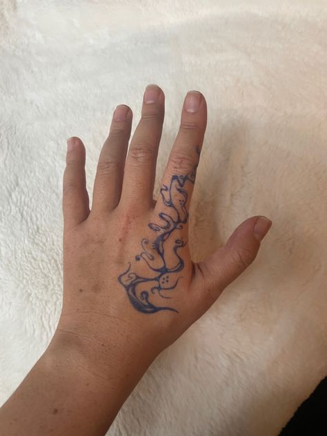 Doodle To Draw On Hand, Drawings For On Ur Hand, Drawing On Ur Hand, Doodles On Your Hand, Doodling On Hand, Stuff To Draw On Your Hand With Sharpie, Y2k Hand Drawing, Things To Draw On Peoples Hands, Cute Things To Draw On Ur Hand