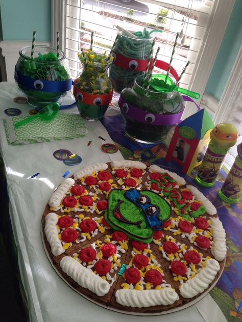 Ninja turtle candy dishes and cookie cake Ninja Turtle Treats, Tmnt Treats, Ninja Turtle Birthday Cake, Mutant Ninja Turtles Party, Rodjendanske Torte, Turtle Birthday Parties, Tmnt Birthday, Ninja Turtles Birthday Party, Tmnt Party