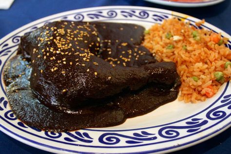 Prepara un delicioso Mole Michoacano con esta receta! Mole Food, Mexican Mole, Vegetarian Mexican Recipes, Mole Recipe, Mole Poblano, Real Mexican Food, Vegetarian Mexican, Latin Food, Mexican Dishes