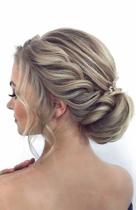 Hairstyles Upstyles, Updo Chignon, Wedding Hair Side, Romantic Updo, Romantic Hairstyles, Bridal Hair Updo, Elegant Wedding Hair, Graduation Hairstyles, Wedding Guest Hairstyles