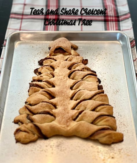 Tear & Share Crescent Christmas Tree - Chocolate Chocolate and More! Crescent Christmas Tree, Nutella Crescent Rolls, Pillsbury Crescent Roll Recipes, Christmas Tree Desserts, Almond Crescent Cookies, Christmas Tree Chocolates, Chocolate Cake Mix Cookies, Pillsbury Crescent, Plaid Table Runner