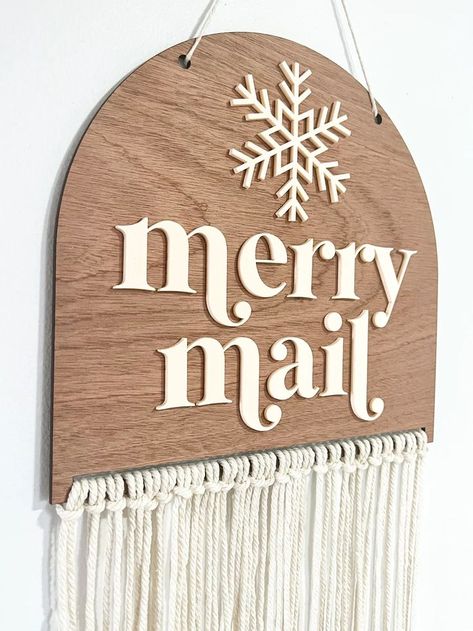 Keep track of all your holiday cards with charming Merry Mail card holders. Discover creative display ideas perfect for showcasing greetings in your living room this season! Merry Mail Card Holder, Merry Mail Sign, Christmas Card Holder Display, Hanging Christmas Cards, Holiday Card Display, Diy Christmas Art, Merry Mail, Christmas Art For Kids, Christmas Card Display