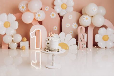 1st Birthday Photoshoot Daisy Theme, Daisy Theme Smash Cake, Daisy 1 Year Photoshoot, Daisy Theme Smash Cake Photoshoot, Daisy Theme Photoshoot, Daisy Theme Cake Smash, Daisy Flower Theme Birthday Party, Daisy First Birthday Theme Backdrop, Daisy Cake Smash Photoshoot