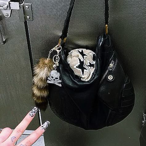 y2k bag purse skull raccoon keychain / maybematea on ig Raccoon Tail Accessory, Raccoon Tail Keychain, Emo Bag, Raccoon Keychain, 2000s Bags, Raccoon Tail, Modern Goth, Punk Style Outfits, Y2k Purse