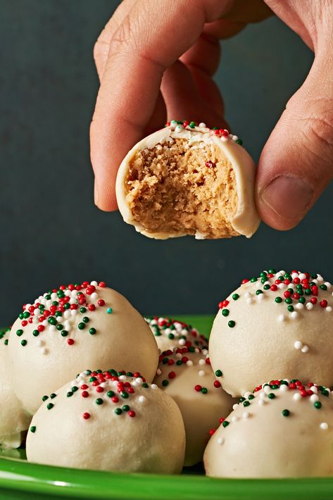 Peanut Butter Snowballs, Snowballs Recipe, Christmas Candy Homemade, Xmas Recipes, Xmas Baking, The Weather Outside Is Frightful, Weather Outside Is Frightful, Treats To Make, Chocolate Garnishes