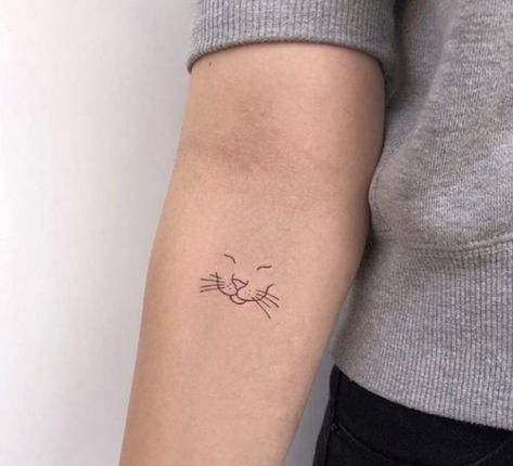 Dainty Cat Tattoo, Dainty Tattoos For Women, Tattoos For Women Cat, Tiny Cat Tattoo, Minimal Tattoo Designs, Minimal Tattoo Ideas, Tiny Tattoos For Women, Pieces Tattoo, Cat Tattoo Designs