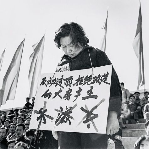 Li Zhensheng/Contact Press Images Chinese Propaganda, Chinese Communist Party, Revolution Art, Mao Zedong, Cultural Revolution, China Culture, Rare Historical Photos, Protest Art, Propaganda Art